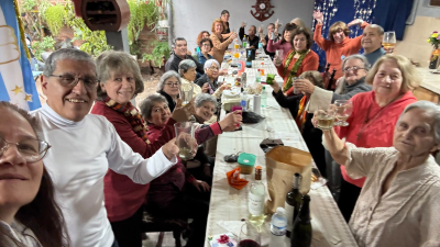 Socios del Club de Jubilados Amigos Solidarios se reunieron para seguir ayudando