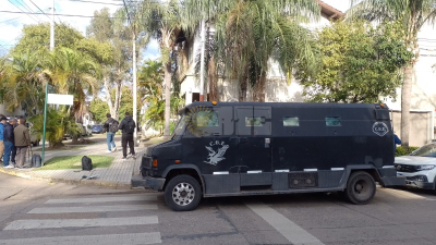 Allanamientos en concesionarias, gimnasios y pedidos de detención en Chaco y Corrientes
