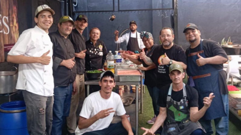 Viajaron a Colombia para competir y terminaron cocinando para los damnificados del terremoto