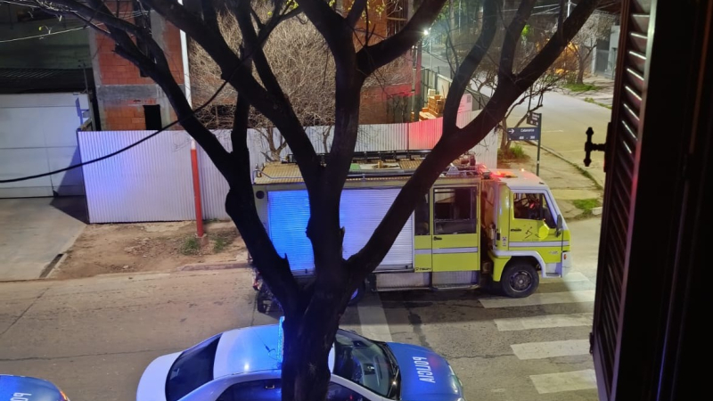 Madrugada de fuego y humo: seis personas fueron asistidas tras incendio en una vivienda