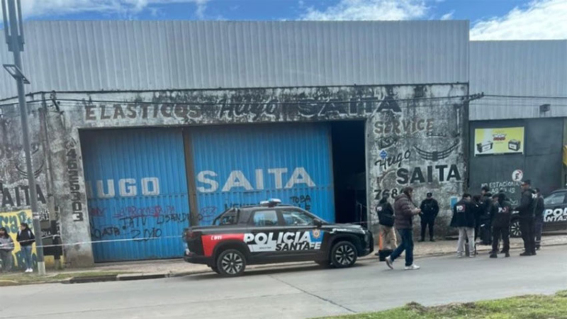 Un operario murió aplastado por un colectivo en un taller