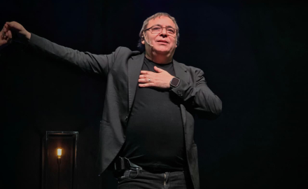 Gabriel Rolón presentó "La Palabra Plena" ante una sala colmada en el Domo del Centenario