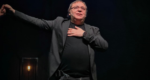 Gabriel Rolón presentó "La Palabra Plena" ante una sala colmada en el Domo del Centenario