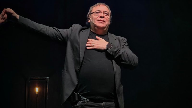 Gabriel Rolón presentó "La Palabra Plena" ante una sala colmada en el Domo del Centenario