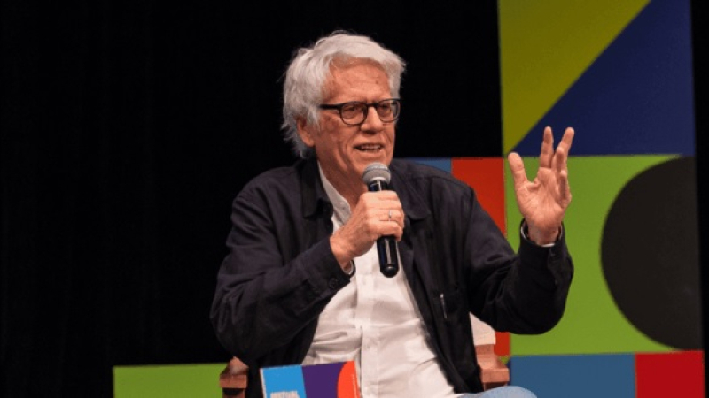 El poeta peruano Montalbetti gana el Premio José Donoso