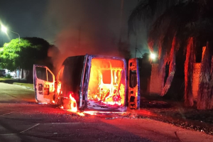 Una ambulancia se prendió fuego en plena calle y quedó destruida