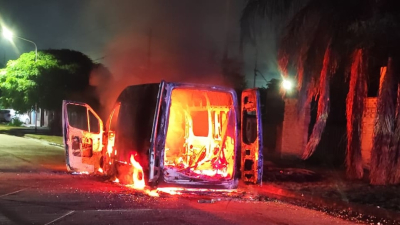 Una ambulancia se prendió fuego en plena calle y quedó destruida