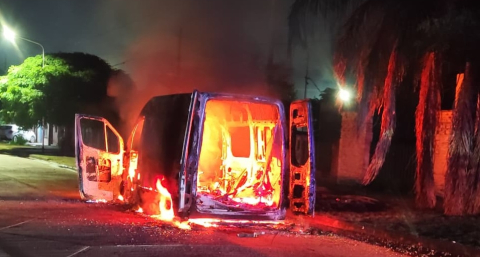 Una ambulancia se prendió fuego en plena calle y quedó destruida