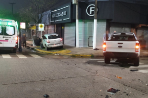 Fuerte choque entre camioneta y auto en Hernandarias y Marconi