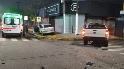 Fuerte choque entre camioneta y auto en Hernandarias y Marconi