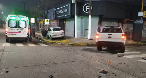 Fuerte choque entre camioneta y auto en Hernandarias y Marconi