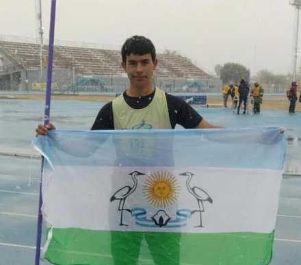 Isaias Servin con la bandera de Las Garcitas en San Luis copy