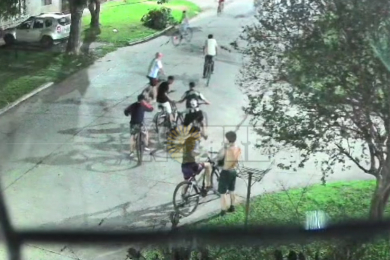 Al menos nueve adolescentes siguieron, acorralaron y robaron a un ciclista en el barrio Paykín
