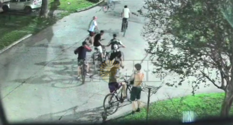 Al menos nueve adolescentes siguieron, acorralaron y robaron a un ciclista en el barrio Paykín