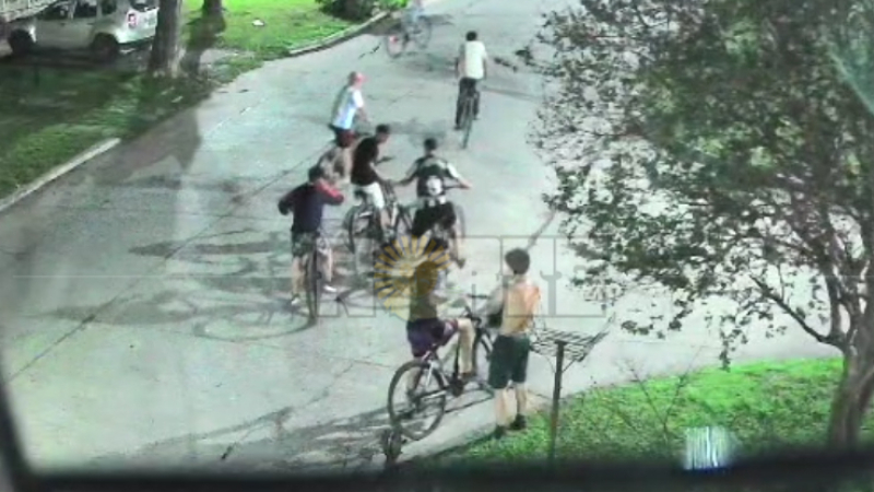 Al menos nueve adolescentes siguieron, acorralaron y robaron a un ciclista en el barrio Paykín
