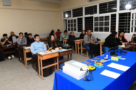 Comenzó la capacitación laboral en reparación de celulares 3