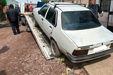 Golpeó a una inspectora municipal tratando de evitar que retiren su auto abandonado