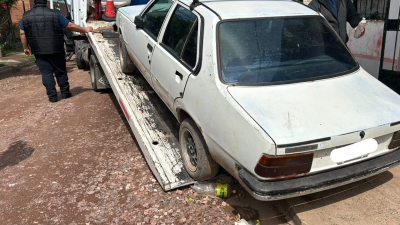 Golpeó a una inspectora municipal tratando de evitar que retiren su auto abandonado