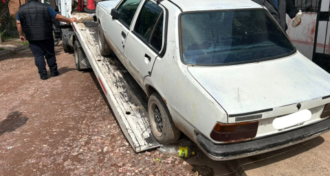 Golpeó a una inspectora municipal tratando de evitar que retiren su auto abandonado