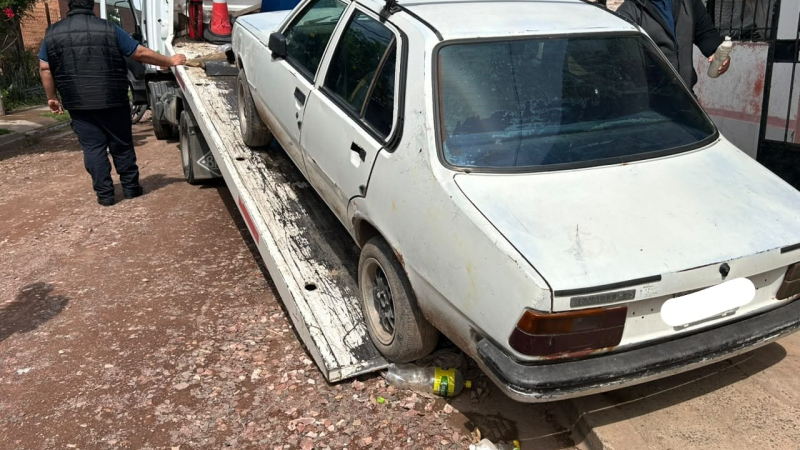 Golpeó a una inspectora municipal tratando de evitar que retiren su auto abandonado