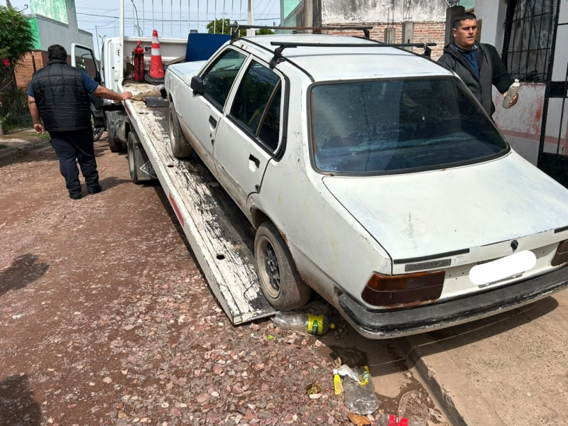 Golpeó a una inspectora municipal tratando de evitar que retiren su auto abandonado  Diario Norte