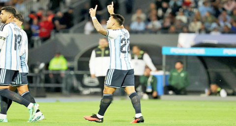 Argentina se floreó ante Bolivia en su primer partido tras el Mundial
