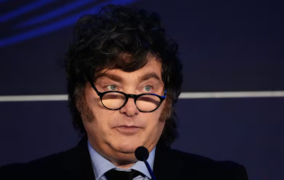 Milei en París: "Estamos bien armados para enfrentar los intentos golpistas"