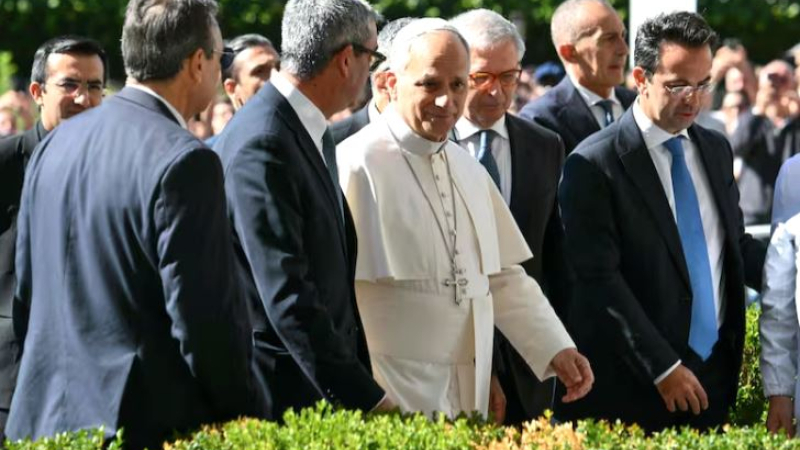 El Vaticano confirmó que la cirugía del papa León XIV "concluyó con éxito"