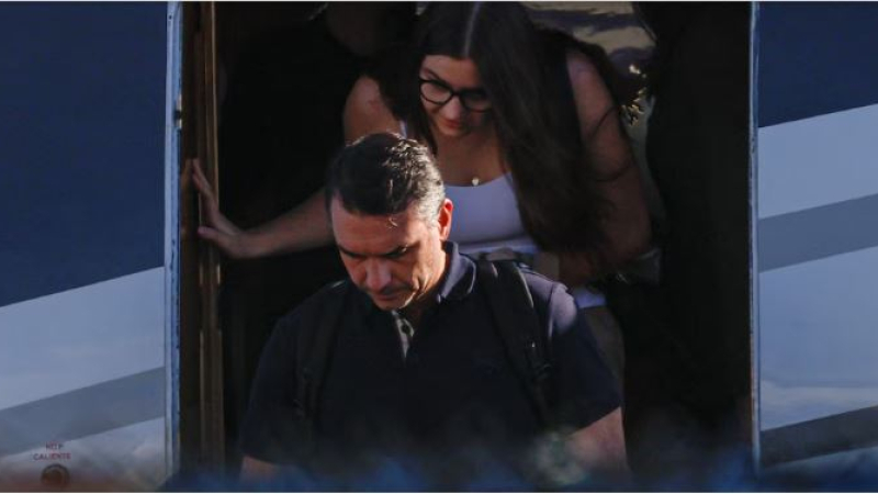Flávio Bolsonaro aterrizó en el aeropuerto de Miami-Opa Locka procedente de Argentina