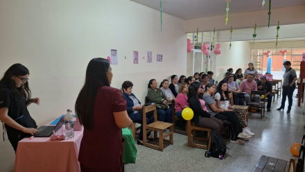 El centro de salud _El Pucú_ promovió la concientización sobre el cáncer de mama en una escuela nocturna (4)