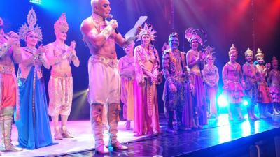 Mahatma, con Flavio Mendoza como figura, lidera la taquilla teatral en Carlos Paz