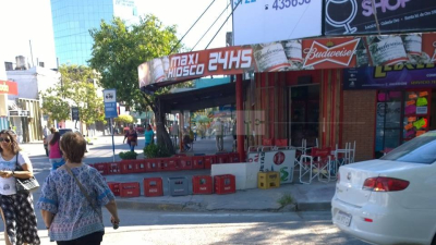 Pleno centro de Resistencia: dueño de un comercio se apropió de la vereda y bloqueó el paso peatonal