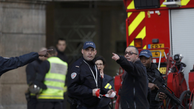 Un hombre con machete atacó a militares en la galería comercial del museo del Louvre de París