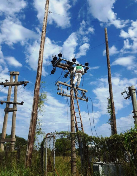Foto Dos - Operarios del Sudoeste Chaqueño trabajan tras la tormenta.jpg