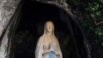 Miles de fieles celebran el día de la Virgen de Lourdes