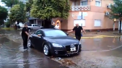 Mirá lo que le pasó a este Audi al abrir las puertas