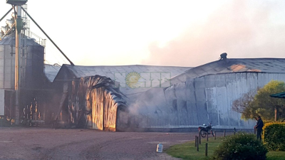Demoledor incendio destruyó cuatro galpones la planta de Norclas en Charata