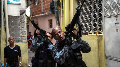 Conmoción en Río de Janeiro: filman a policías ejecutando a dos personas en el suelo