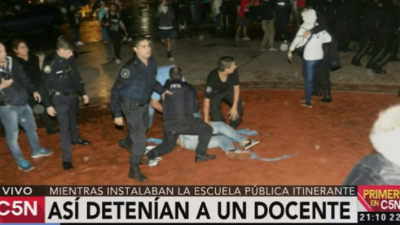 Desalojaron a docentes que querían instalar la “carpa blanca”