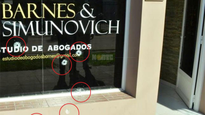 Atacaron de seis balazos a un estudio jurídico y detuvieron a un sospechoso
