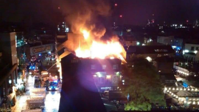 Bomberos combaten incendio en mercado de Londres