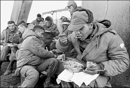 mal Abatidos soldados argentinos almuerzan en Royal Marine Bases, en 1982. Daniel Garcia AFP.jpg