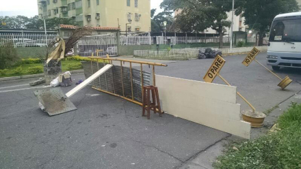 VENEZUELA--BARRICADAS-3.jpg