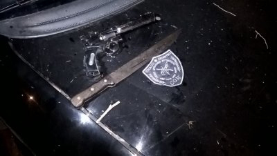 cuchillo y revolver.jpg