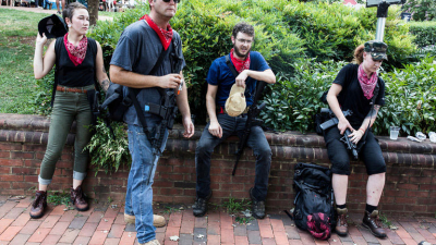 EEUU: antifascistas armados patrullan Charlottesville