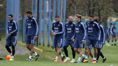 Sampaoli volvió a probar con Mascherano, Banega y Acosta, que serán titulares ante Venezuela