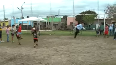 Colombi quiso atajar un penal y terminó desparramado en el césped