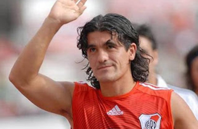 Ariel Ortega despliega su magia en Estudiantes