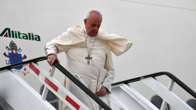 Papa Francisco llegó a Chile entre miles de fieles y algunas protestas