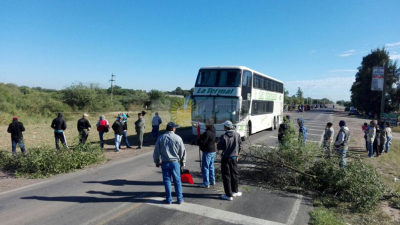 Fuerte protesta de movimientos sociales en el acceso a Castelli